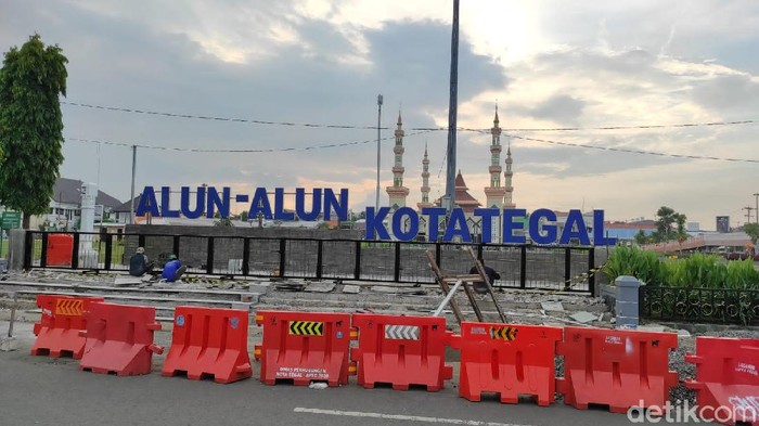 Warga mengeluhkan penutupan Alun-alun Kota Tegal dengan portal. Penutupan ini disebut berimbas pada penurunan omzet toko dan ambulans tidak bisa lewat.