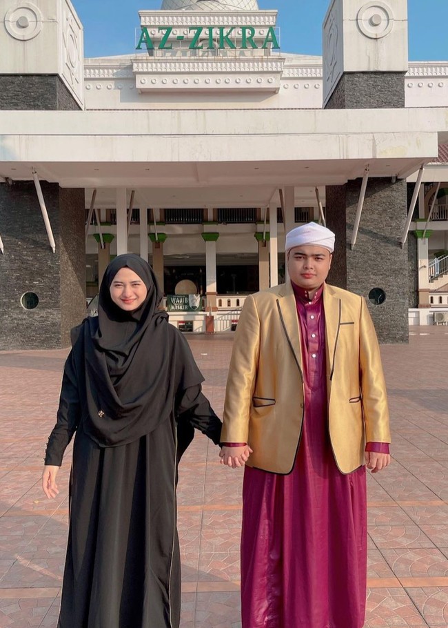 Kabar duka datang dari keluarga Alvin Faiz. Sang adik, Muhammad Ameer Azzikra dikabarkan meninggal dunia pada Senin (29/11/21) usai melawan sakit infeksi liver. Kepergian Ameer Azzikra tentunya membawa duka mendalam bagi orang-orang terdekatnya, khususnya sang istri. Foto: Instagram/@ameer_azzikra