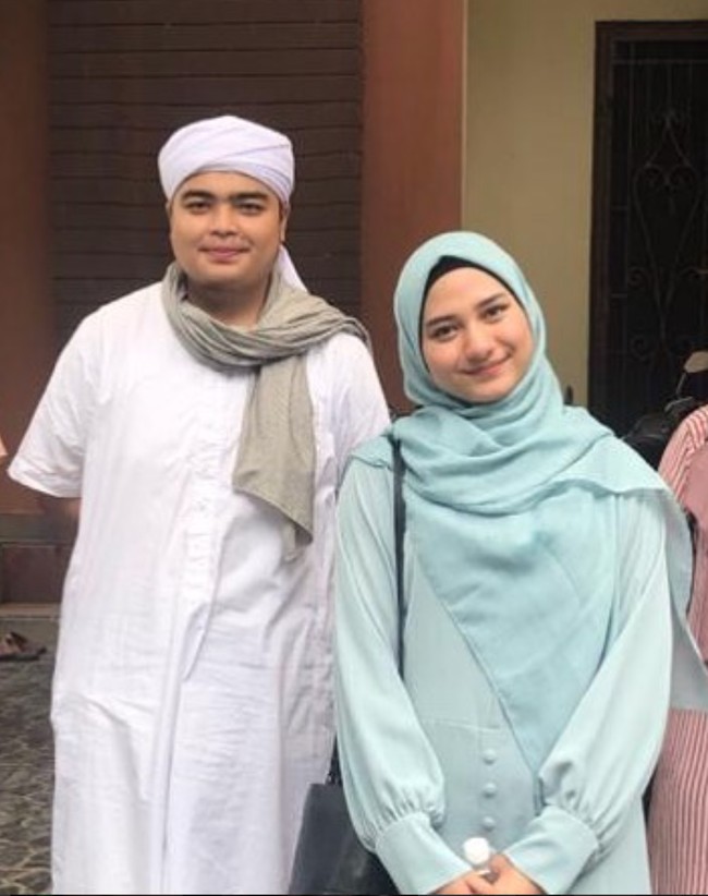 Muhammad Ameer Azzikra menikah dengan Nadzira Shafa pada 10 Juni 2021 di Masjid Azzikra Sentul, Bogor. Baru 5 bulan menikah ternyata Ameer sudah lebih dulu dipanggil menghadap Tuhan. Melalui akun Instagramnya, Nadzira pun tampak mencurahkan isi hatinya. Foto: Instagram/@ameer_azzikra