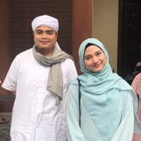Muhammad Ameer Azzikra menikah dengan Nadzira Shafa pada 10 Juni 2021 di Masjid Azzikra Sentul, Bogor. Baru 5 bulan menikah ternyata Ameer sudah lebih dulu dipanggil menghadap Tuhan. Melalui akun Instagramnya, Nadzira pun tampak mencurahkan isi hatinya. Foto: Instagram/@ameer_azzikra