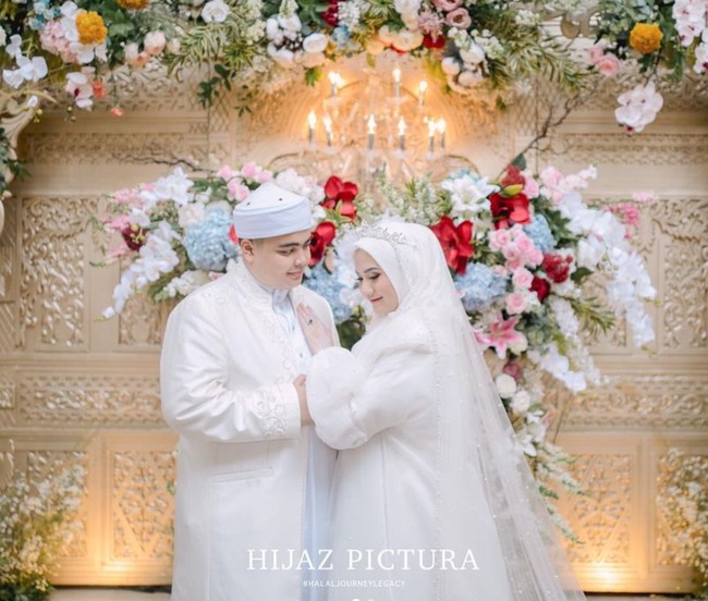 Melalui Instagram Story miliknya, Nadzira Shafa terlihat mengunggah foto saat dirinya sedang berpose bersama Ameer Azzikra di pinggir pantai. Allah lebih sayang abang ternyata.. selamat jalan muhammd ku.. 172 hari yang aku lalui bersamamu sangat membuatku bahagia.., tulis Nadzira Shafa. Terima kasih sudah meminangku menjadi Khadidjah-mu. Aku bahagia. Love you, tambahnya. Foto: Instagram/@ameer_azzikra
