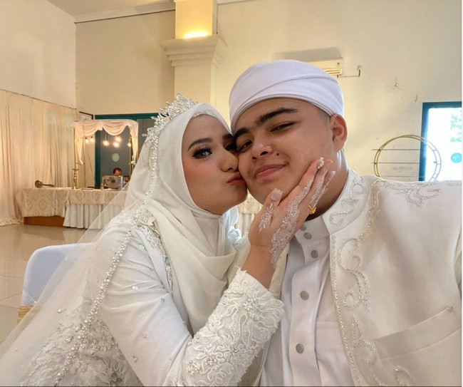 Melalui akun Instagram, Ameer Azzikra dan Nadzira Shafa seringkali membagikan foto momen-momen kebersamaan keduanya. Seperti dalam foto yang satu ini, keduanya terlihat kompak dan mesra. Foto: Instagram/@ameer_azzikra