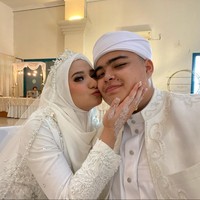 Melalui akun Instagram, Ameer Azzikra dan Nadzira Shafa seringkali membagikan foto momen-momen kebersamaan keduanya. Seperti dalam foto yang satu ini, keduanya terlihat kompak dan mesra. Foto: Instagram/@ameer_azzikra