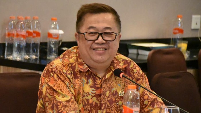 Pedagang sembako di Pasar Bendungan Hilir menyebut harga gula naik dari Rp 14.000/kg jadi Rp 16.000/kg.