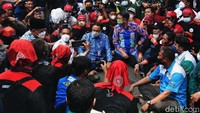 Ini momen saat Anies duduk bersila bersama massa buruh di depan gedung Balai Kota, Senin (29/11/2021) lalu.