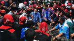 Momen Anies Duduk Bersila di Jalan Bareng Massa Buruh