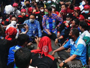 Naikkan UMP DKI Rp 225 Ribu, Intip Momen Anies Lesehan Bareng Buruh