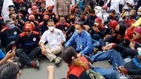 Saat menemui para buruh, Anies tampak duduk bersama di depan Balai Kota Jakarta untuk membahas mengenai UMP. (Rakha/detikcom).