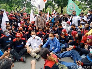 Momen Anies Lesehan di Jalan Temui Buruh yang Geruduk Balkot