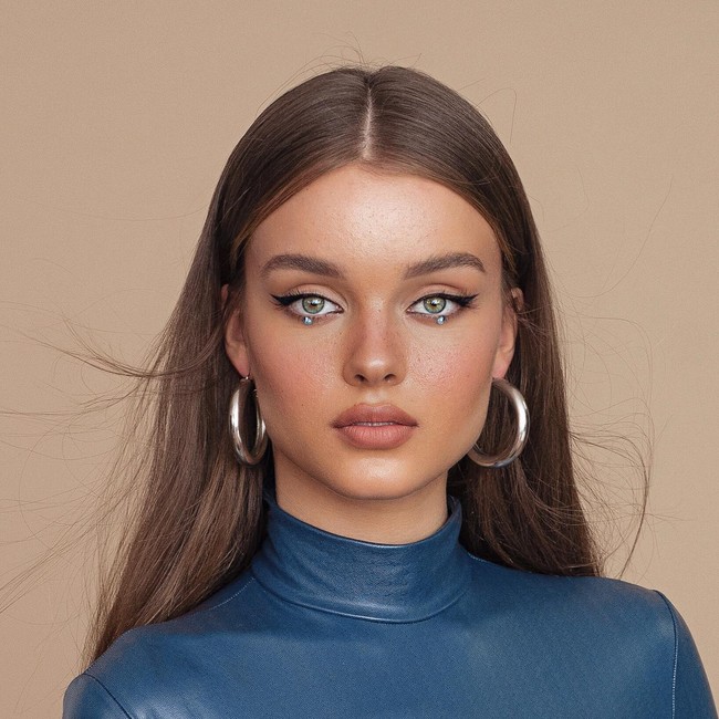 Tak puas jadi model dan selebgram, Anna pun melebarkan sayapnya ke dunia tarik suara. Artis yang menjadi preseter acara musik itu telah merilis sejumlah single dan membuat cover lagu. Foto: Instagram @annazak12