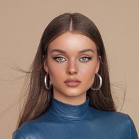 Tak puas jadi model dan selebgram, Anna pun melebarkan sayapnya ke dunia tarik suara. Artis yang menjadi preseter acara musik itu telah merilis sejumlah single dan membuat cover lagu. Foto: Instagram @annazak12