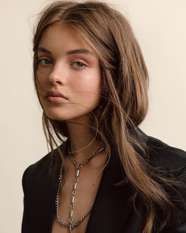 Anna Zak lahir di Rusia dari orangtua yang juga berasal dari sana. Tapi keluarga mereka bermigrasi ke Israel ketika wanita cantik itu berusia sembilan tahun. Ia pun tumbuh di kota Ashdod dan bisa berbicara bahasa Ibrani dengan baik. Foto: Instagram @annazak12