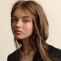 Anna Zak lahir di Rusia dari orangtua yang juga berasal dari sana. Tapi keluarga mereka bermigrasi ke Israel ketika wanita cantik itu berusia sembilan tahun. Ia pun tumbuh di kota Ashdod dan bisa berbicara bahasa Ibrani dengan baik. Foto: Instagram @annazak12