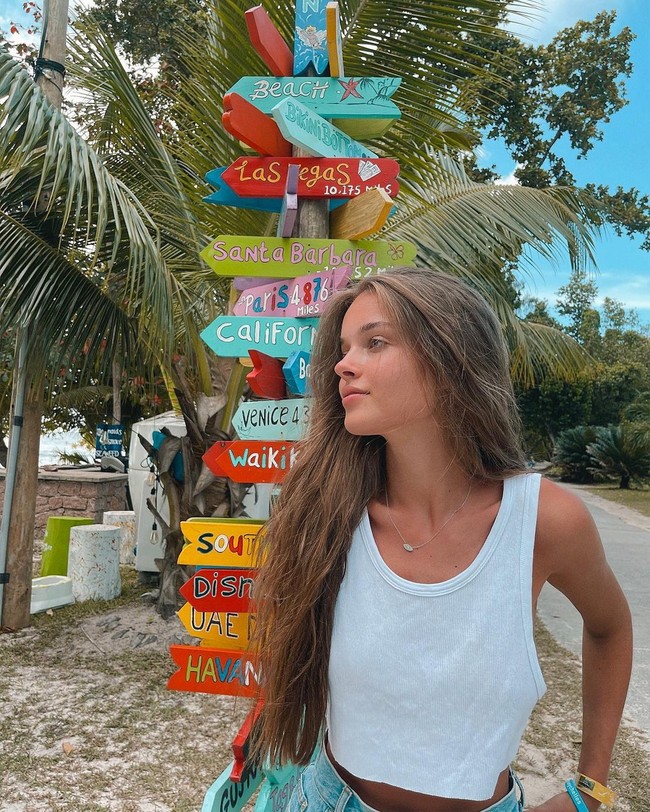 Sejak kecil, Anna Zak sudah dibayar mahal sebagai model dan influencer. Untuk merek sepatu Scoop, Anna dilaporkan menerima sekitar Rp 227 jutaan di usia 15 tahun. Di usia 18, pendapatannya dari media sosial diperkirakan paling tidak mencapai Rp 45 juta per bulan. Foto: Instagram @annazak12