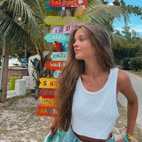 Sejak kecil, Anna Zak sudah dibayar mahal sebagai model dan influencer. Untuk merek sepatu Scoop, Anna dilaporkan menerima sekitar Rp 227 jutaan di usia 15 tahun. Di usia 18, pendapatannya dari media sosial diperkirakan paling tidak mencapai Rp 45 juta per bulan. Foto: Instagram @annazak12