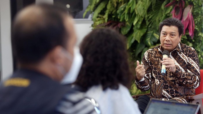 April Dorong Percepatan Realisasi Zero Emisi di 2060 Direktur Utama PT Riau Andalan Pulp and Paper (RAPP) Sihol Aritonang memberikan penjelasan saat acara kemajuan dalam realisasi komitmen keberlanjutan satu tahun April2030 di Jakarta, Senin (29/11/2021). Diluncurkan pada akhir tahun lalu, April2030 fokus untuk memberikan kontribusi positif terhadap iklim, alam dan masyarakat sembari tumbuh menjadi perusahaan yang berkelanjutan. Komitmen ini juga mendukung realisasi peta jalan net zero emission Indonesia pada 2060 atau lebih cepat.