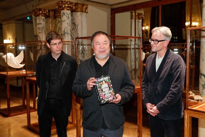 Buku Memoar Ai Weiwei BERLIN, GERMANY - NOVEMBER 25: Ai Weiwei (L) and Daniel Kehlmann attend the book presentation
