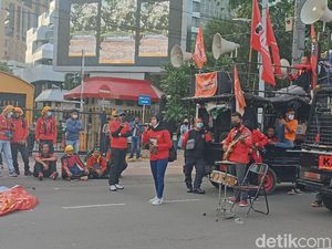 Tuntut Kenaikan Upah, Buruh Baca Puisi Peringatan Wiji Thukul