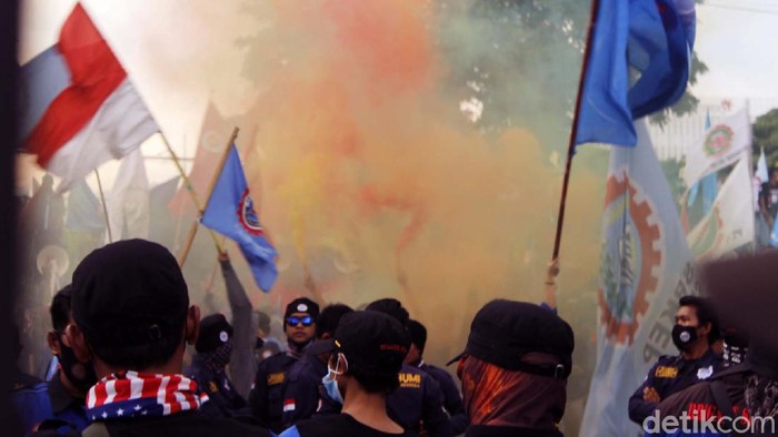 Buruh Bentangkan Spanduk Massa buruh terus berdatangan ke Gedung Sate, Kota Bandung, Senin (29/11/2021) sore. Mereka juga memasang spanduk bertuliskan