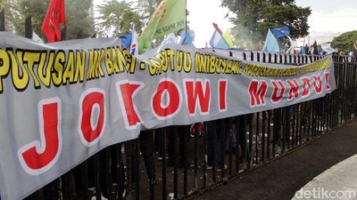 Buruh Bentangkan Spanduk Jokowi Mundur di Gedung Sate