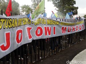 Buruh Bentangkan Spanduk Jokowi Mundur di Gedung Sate