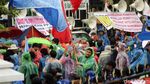 Buruh Bentangkan Spanduk Jokowi Mundur di Gedung Sate