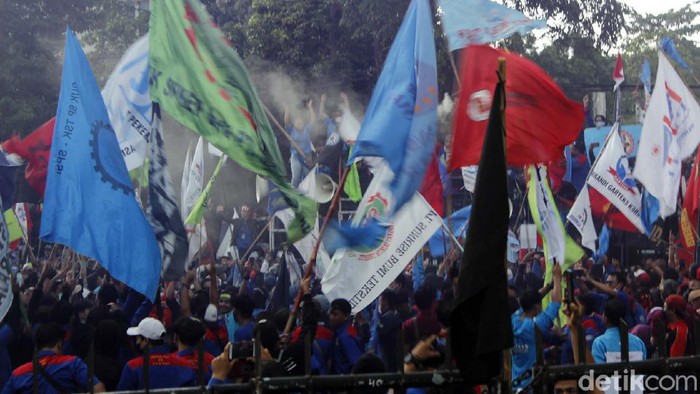 Buruh Bentangkan Spanduk Massa buruh terus berdatangan ke Gedung Sate, Kota Bandung, Senin (29/11/2021) sore. Mereka juga memasang spanduk bertuliskan