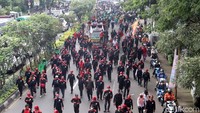 Ratusan buruh ini datang menggunakan bus yang keluar dari Exit Tol Pasteur.