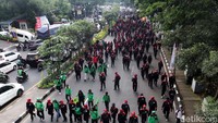 Tidak jauh dari Exit Tol Pasteur, masa buruh ini turun dan longmarch menuju Kantor Gubernur Jawa Barat.