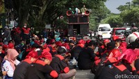 Perwakilan buruh berorasi dan menyampaikan aspirasinya.