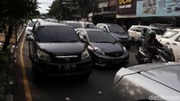 Hingga pukul 16.00 WIB, Jalan Raya Pasteur masih mengalami kemacetan. Kemacetan terjadi akibat pelambatan arus lalu lintas.