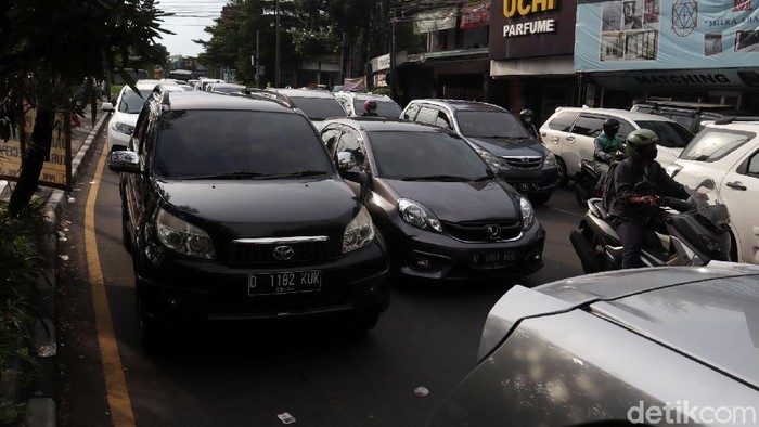 Massa buruh melakukan longmarch dari Exit Tol Pasteur menuju Gedung Sate, Bandung. Akibatnyanya kemacetan pun terjadi.