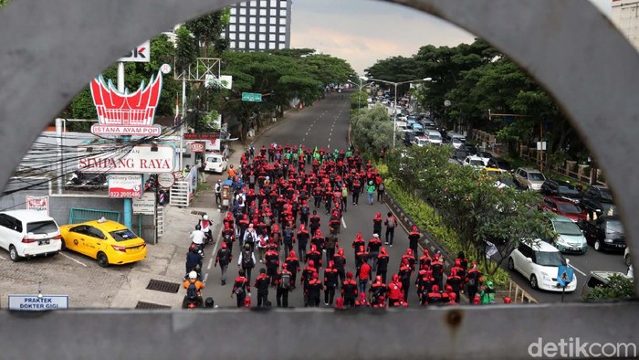 Buruh Longmarch, Jalan Raya Pasteur Bandung Macet Massa buruh melakukan longmarch dari Exit Tol Pasteur menuju Gedung Sate, Bandung. Akibatnyanya kemacetan pun terjadi.