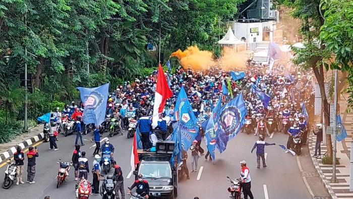 buruh menuju grahadi nyalakan flaire