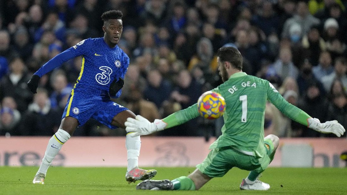 Momen winger Chelsea, Callum Hudson-Odoi, nyaris membobol gawang Manchester United yang dijaga David De Gea. (Foto: Kirsty Wigglesworth/AP)