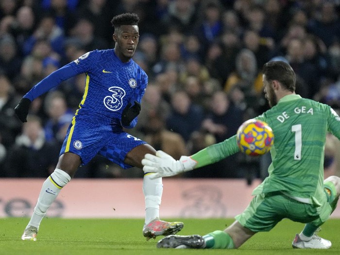 Chelsea's Callum Hudson-Odoi attempts a shot at goal past Manchester United's goalkeeper David de Gea during the English Premier League soccer match between Chelsea and Manchester United at Stamford Bridge stadium in London, Sunday, Nov. 28, 2021. (AP Photo/Kirsty Wigglesworth)