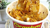 Ciramay dari Dysha Shop ini dibanderol seharga Rp 15.000. Seporsi cirambay di sini dilengkapi dengan topping berupa kerupuk pangsit mini. Foto: Instagram @dysha_shop