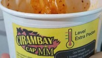 Cirambay di gerai Cemilan Sunda 9 ini dibanderol seharga Rp 10 ribu. Cirambaynya dilengkappi dengan bumbu basah dan minyak cabai. Selain itu juga bisa memilih level kepedasan. Foto: Instagram @cemilansunda_9