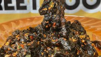Berbeda dari yang lain, cirambay ini berwarna hitam karena terbuat dari charcoal. Meski begitu juga diberi minyak cabai. Cirambay ini ditawarkan oleh Kopo Streetfood di Bandung. Foto: Instagram @kopo.streetfood