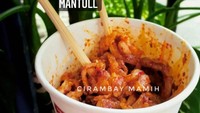 Cirambay dari gerai Mamih Judes ini juga tak kalah bikin ngiler. Cara penyajiannya bisa direbus atau digoreng. Yang pasti disajikan dengan bumbu minyak cabe yang super melimpah. Foto: Instagram @by.mamitha