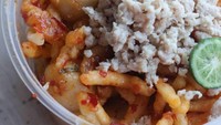 Gerai cilok ini juga menawarkan cirambay paket lengkap. Seporsi berisi cirambay, ayam cincang, cilok, pangsit dan minyak cabai. Hartanya dibanderol Rp 18.000. Foto: Instagram @cilok.weekend