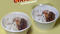 Cirambay Lembang ini menawarkan cirambay mentah atau matang yang sama-sama dibanderol Rp 10.000 per cup. Minyak cabarnya diberikan dalam jumlah yang banyak. Foto: Instagram @cirambay.lbg