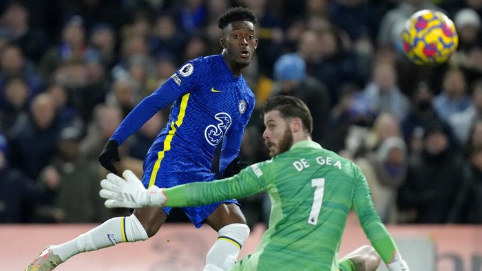 Chelseas Callum Hudson-Odoi attempts a shot at goal past Manchester Uniteds goalkeeper David de Gea during the English Premier League soccer match between Chelsea and Manchester United at Stamford Bridge stadium in London, Sunday, Nov. 28, 2021. (AP Photo/Kirsty Wigglesworth)