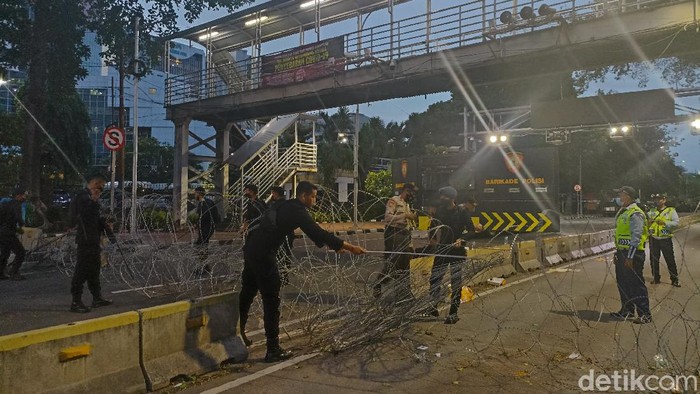 Demo buruh di Patung Kuda bubar, polisi bongkar kawat berduri