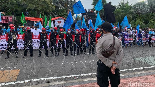demo buruh di surabaya