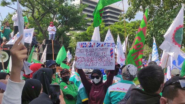 Massa buruh membawa sejumlah poster berisi protes maupun harapan agar Gubernur Jateng Ganjar Pranowo menaikkan upah layak. Foto diambil Senin (29/11/2021).