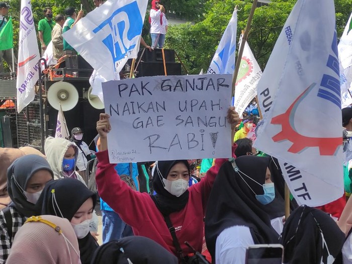 Massa buruh membawa sejumlah poster berisi protes maupun harapan agar Gubernur Jateng Ganjar Pranowo menaikkan upah layak. Foto diambil Senin (29/11/2021).