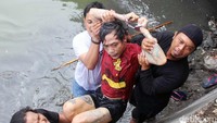 Tersangka bersembunyi setelah dikejar tim Satresnarkoba Polresta Sidoarjo. Polisi mendapat keterangan dari pengedar sabu yang telah ditangkap, bahwa mereka mendapatkan barang-barang tersebut dari tersangka ini.