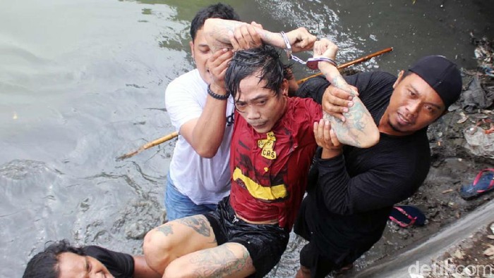 Seorang bandar sabu ditangkap setelah bersembunyi di bawah jembatan Jalan Gajah Mada, Sidoarjo. Begini proses penangkapan bandar sabu tersebut.