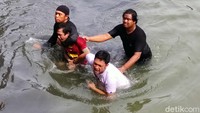 Menurut salah satu saksi mata, Sri Handayani, (52) warga Kelurahan Lemah Putro mengaku, tersangka akan ditangkap di rumahnya di Jalan Sisingamangaraja gang III Kelurahan Lemahputro. Tersangka lalu terjun ke sungai dan bersembunyi di bawah jembatan Buk Legi.